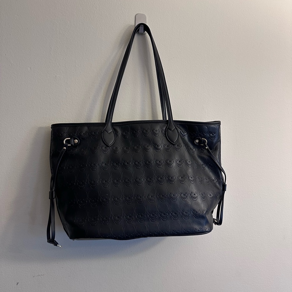 Most Wanted faux leather skull tote
